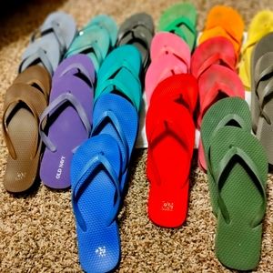 15 pairs of old Navy flip flops